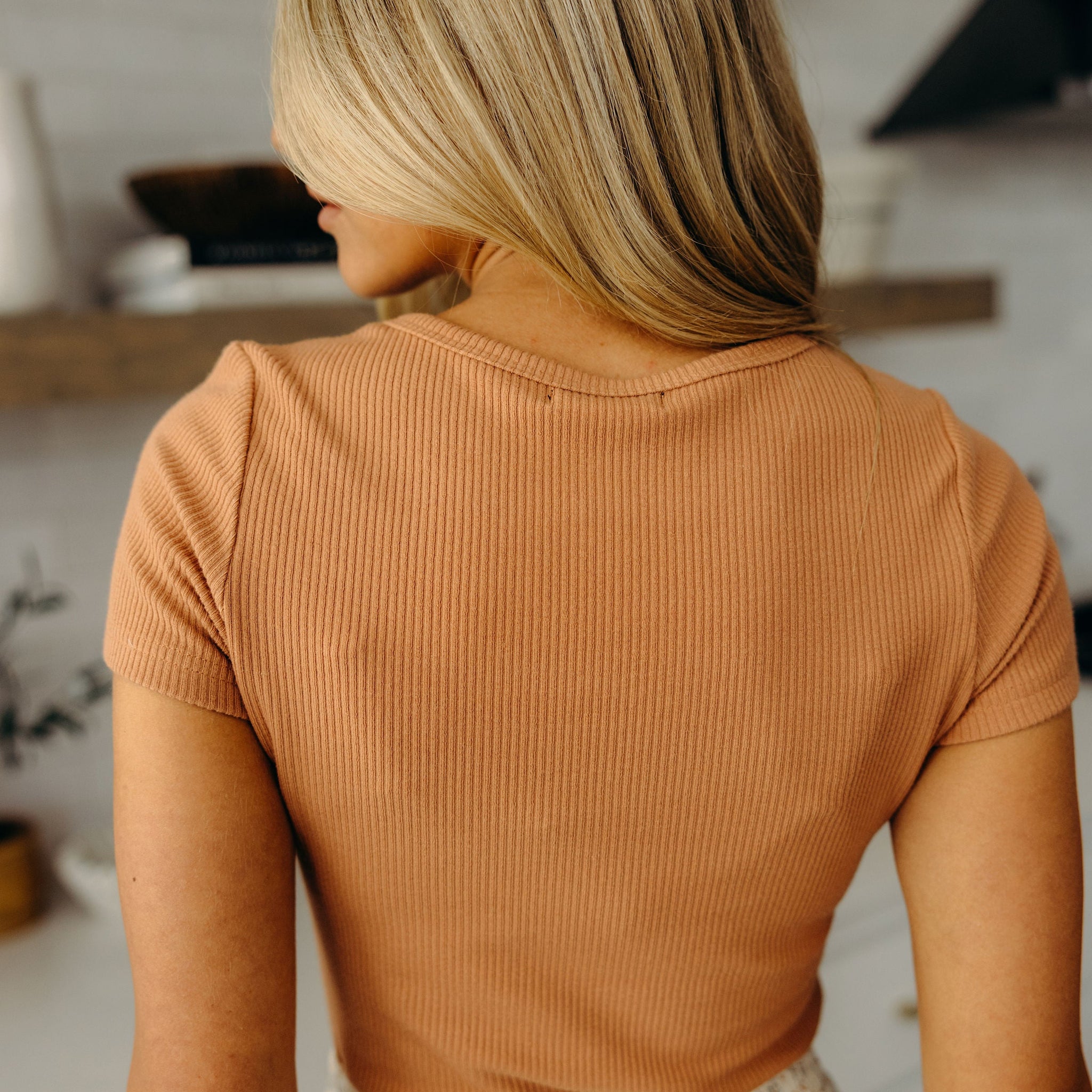 RIBBED SWEATER SCOOP TEE IN CAMEL