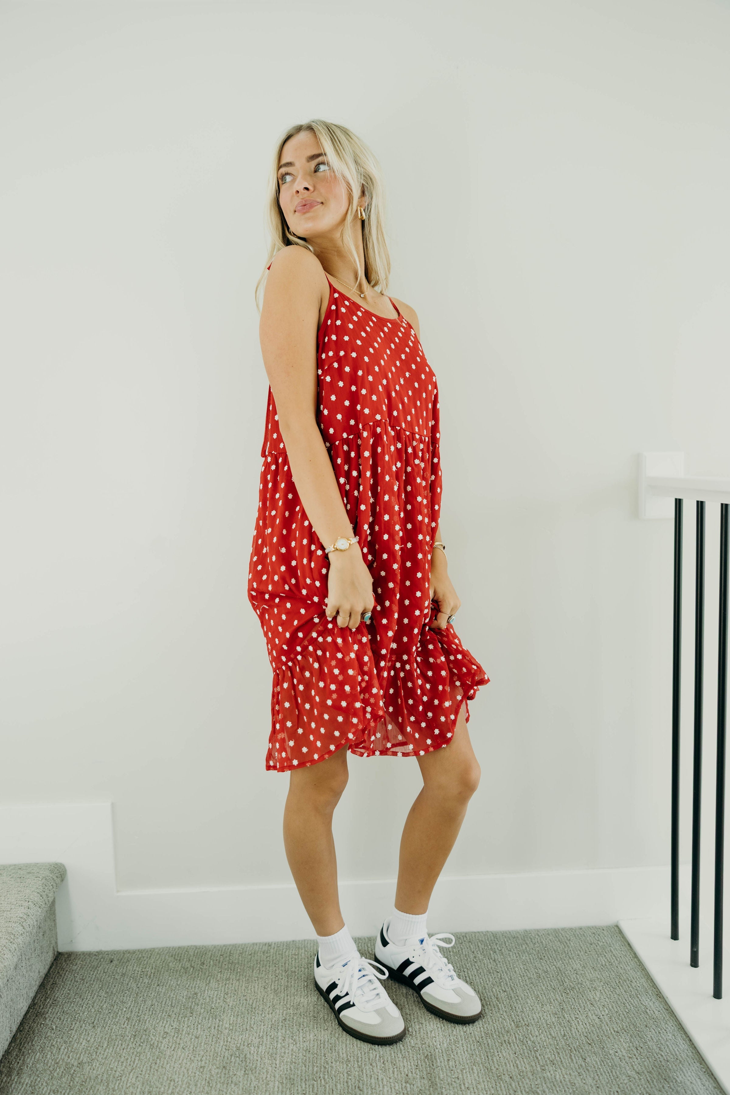 THE LEON IN RED DAISY