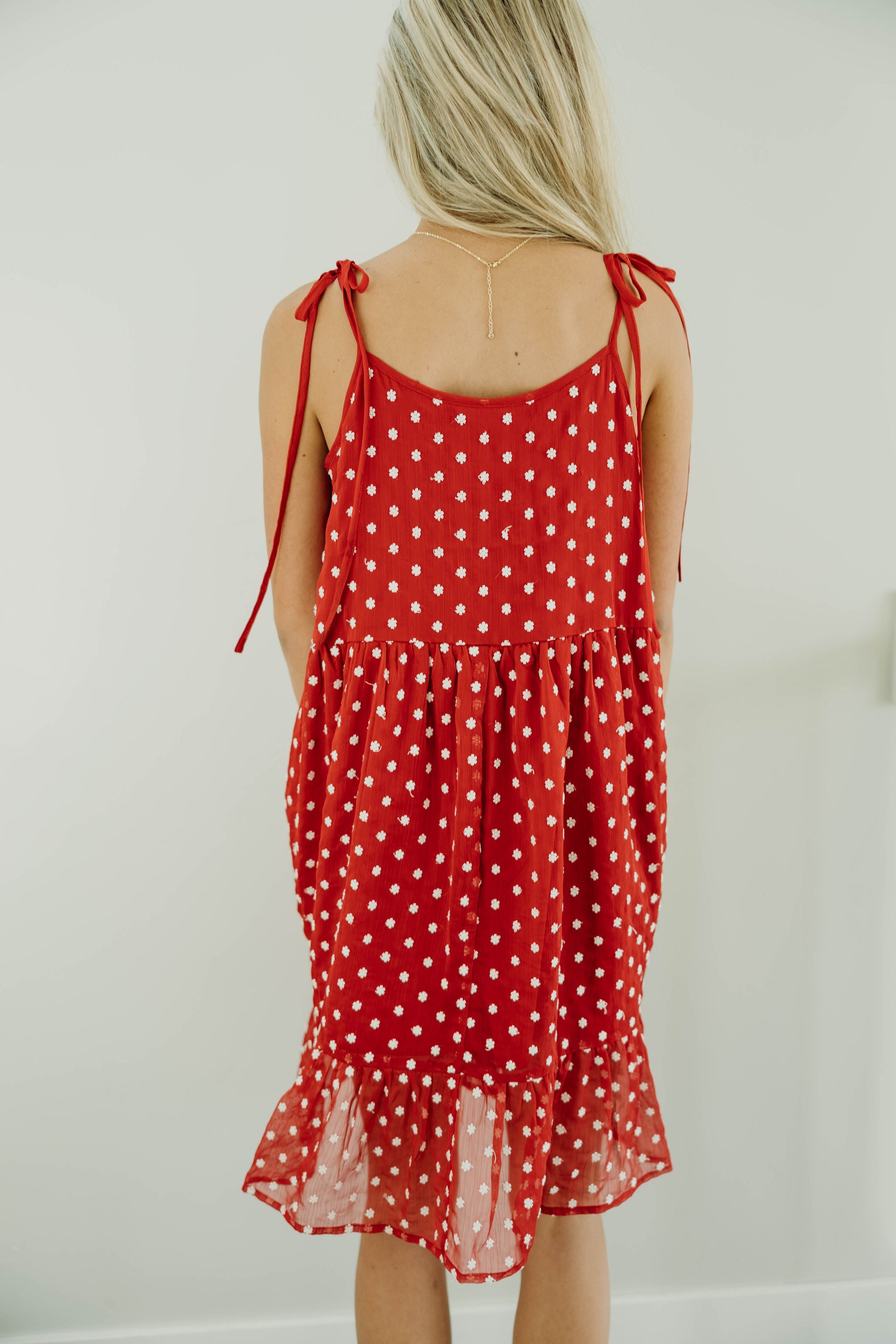 THE LEON IN RED DAISY