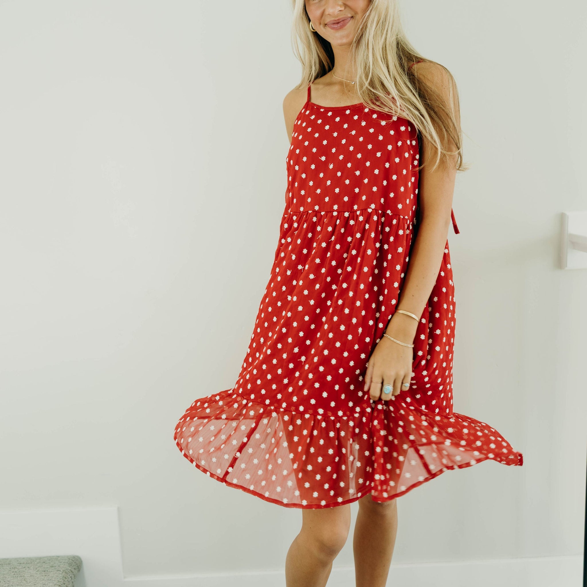 THE LEON IN RED DAISY