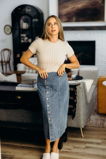 BUTTON FRONT DENIM SKIRT IN MEDIUM WASH