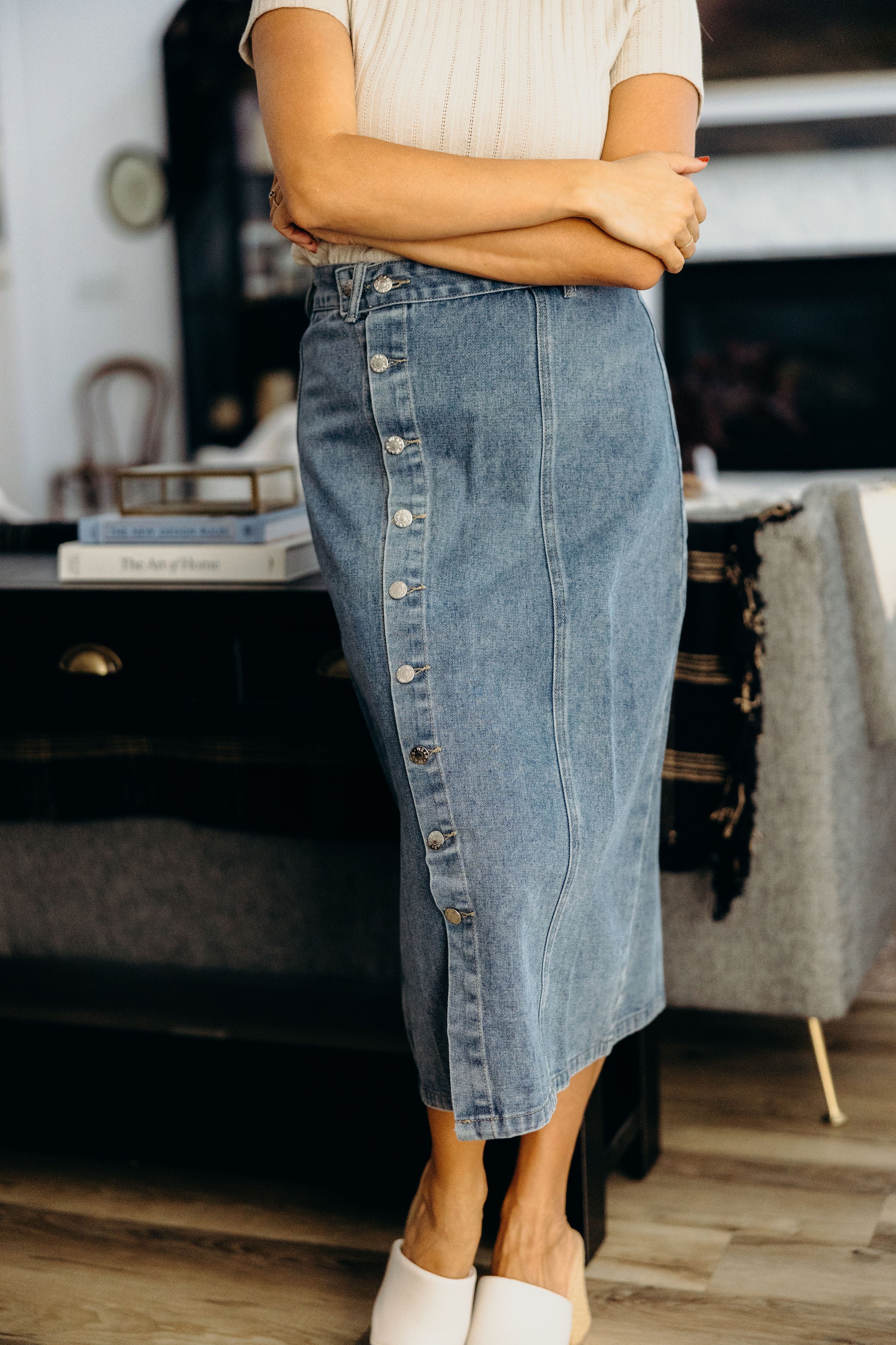 BUTTON FRONT DENIM SKIRT IN MEDIUM WASH