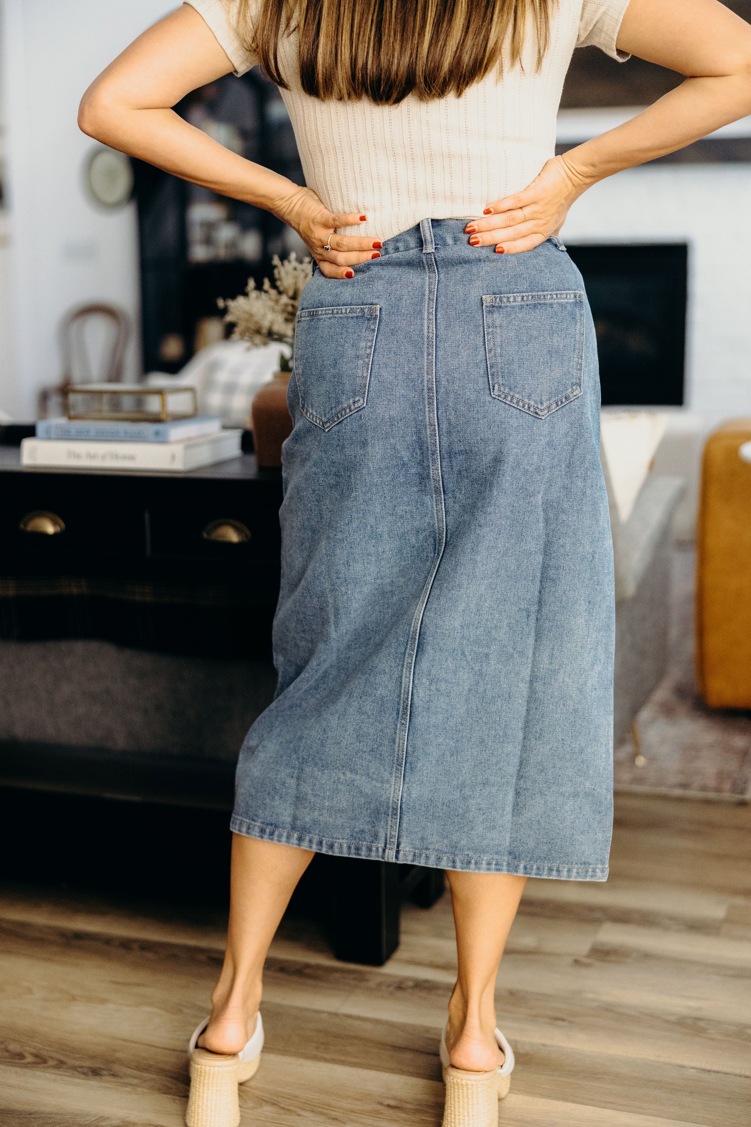 BUTTON FRONT DENIM SKIRT IN MEDIUM WASH