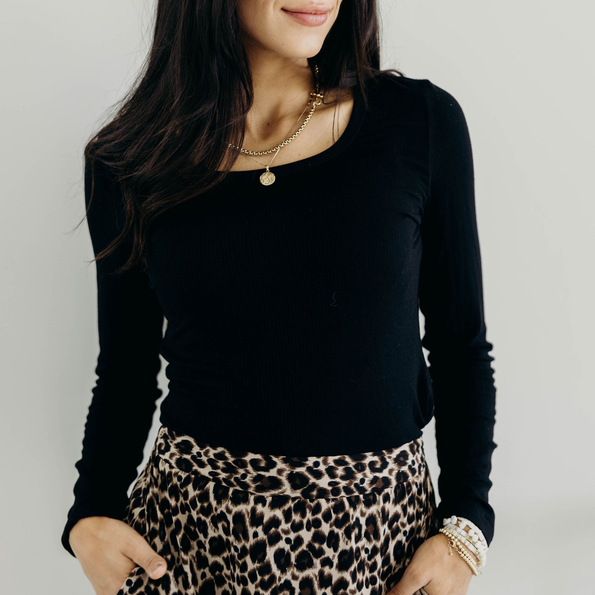 LONG SLEEVE SCOOP TEE IN BLACK