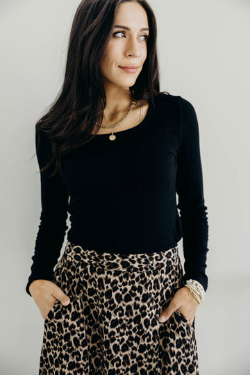 LONG SLEEVE SCOOP TEE IN BLACK