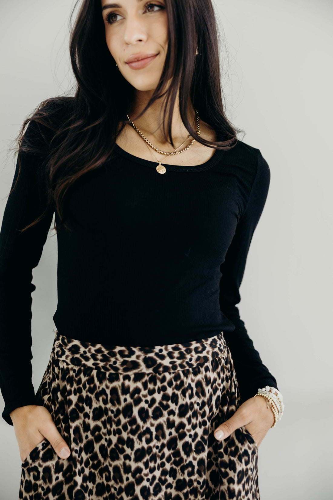 LONG SLEEVE SCOOP TEE IN BLACK