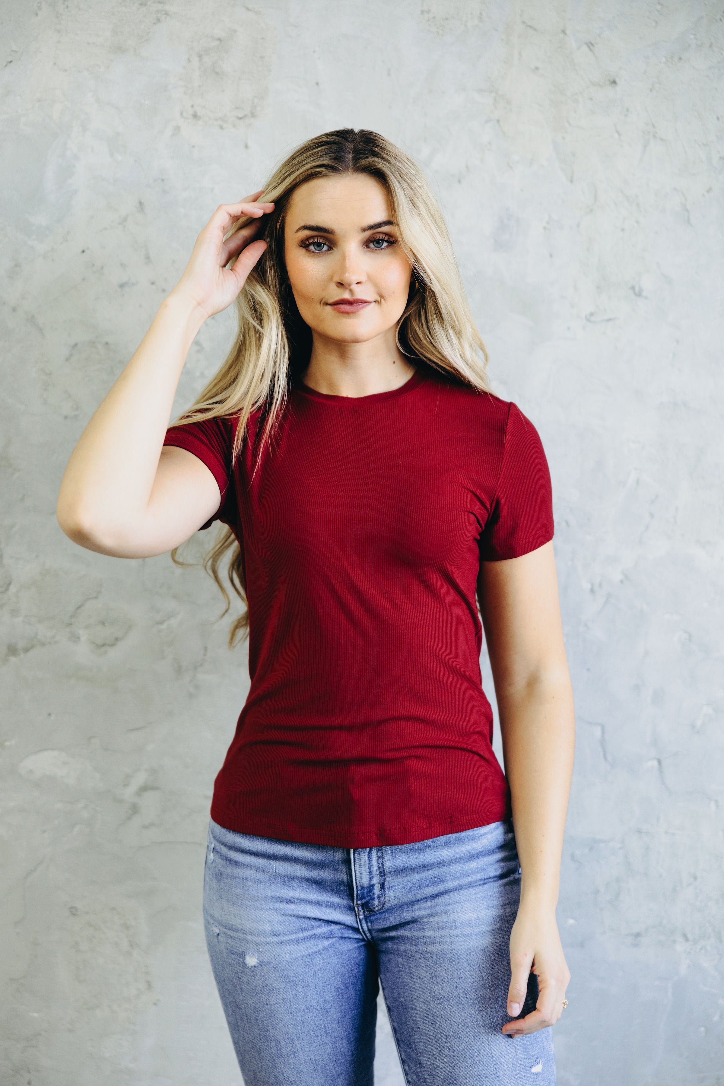 SHORT SLEEVE RIBBED TEE IN BURGUNDY