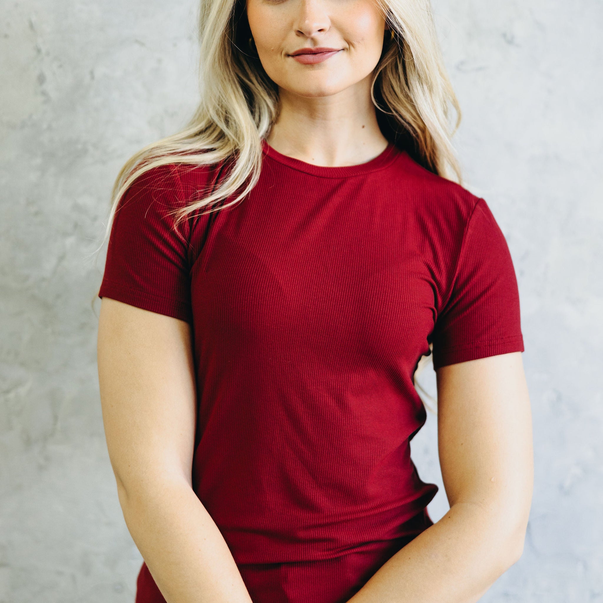 SHORT SLEEVE RIBBED TEE IN BURGUNDY