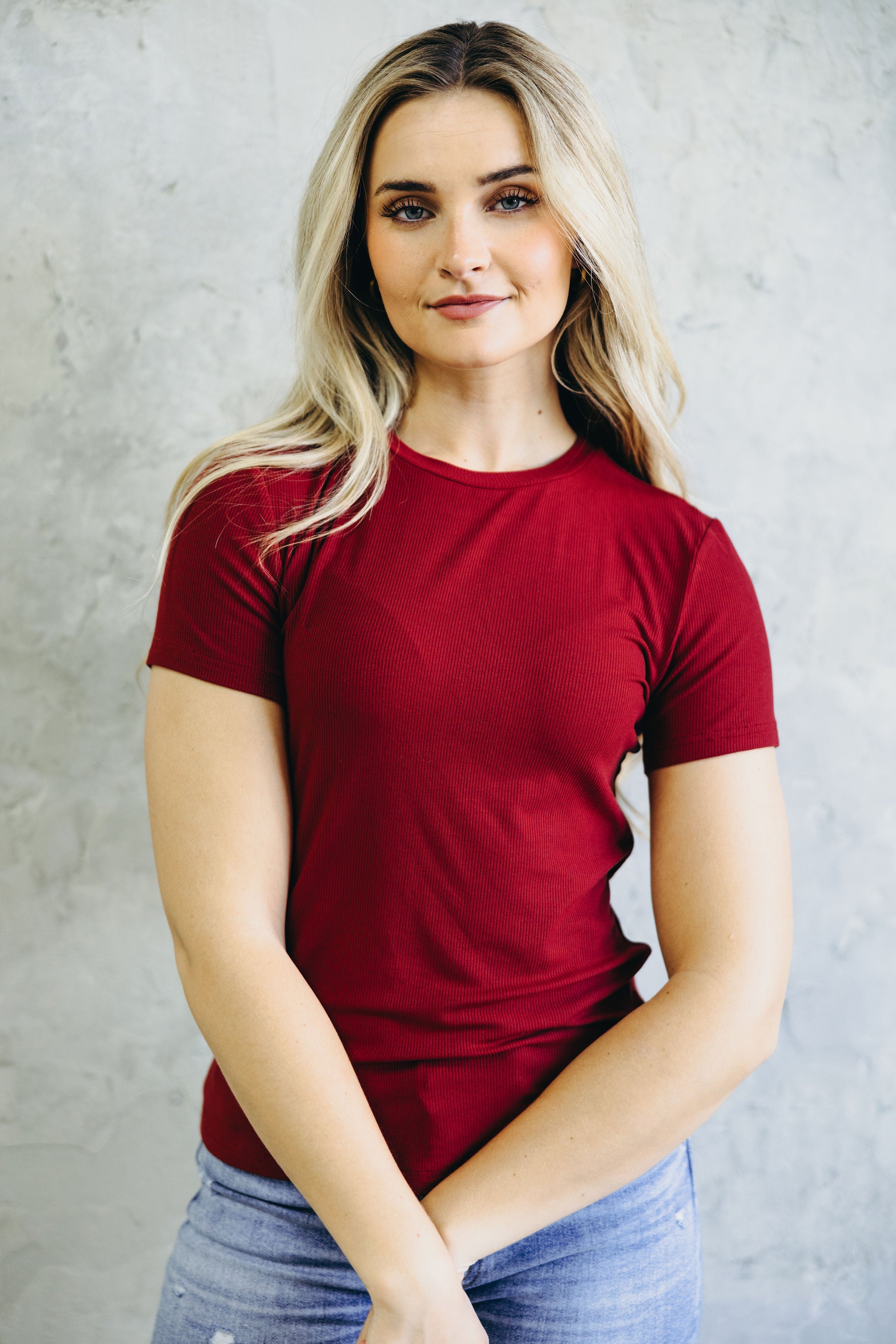 SHORT SLEEVE RIBBED TEE IN BURGUNDY