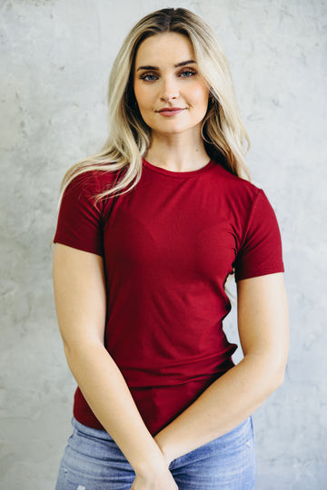 SHORT SLEEVE RIBBED TEE IN BURGUNDY