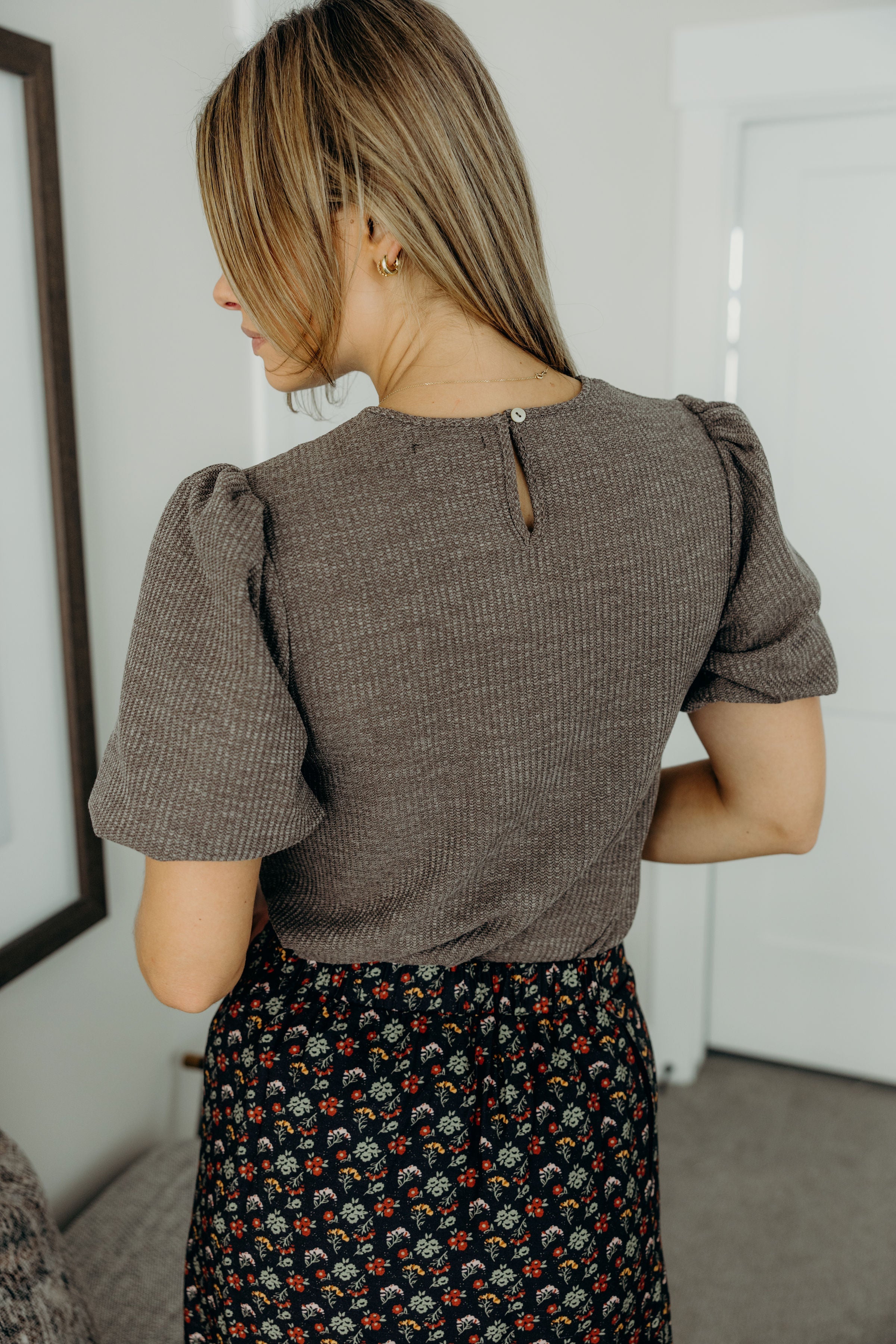 TEXTURED PUFF SLEEVE BLOUSE IN MOCHA FOG