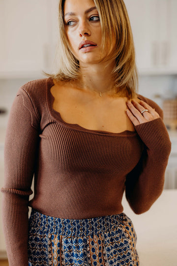 SCALLOP LONG SLEEVE SWEATER IN COCOA BEAN