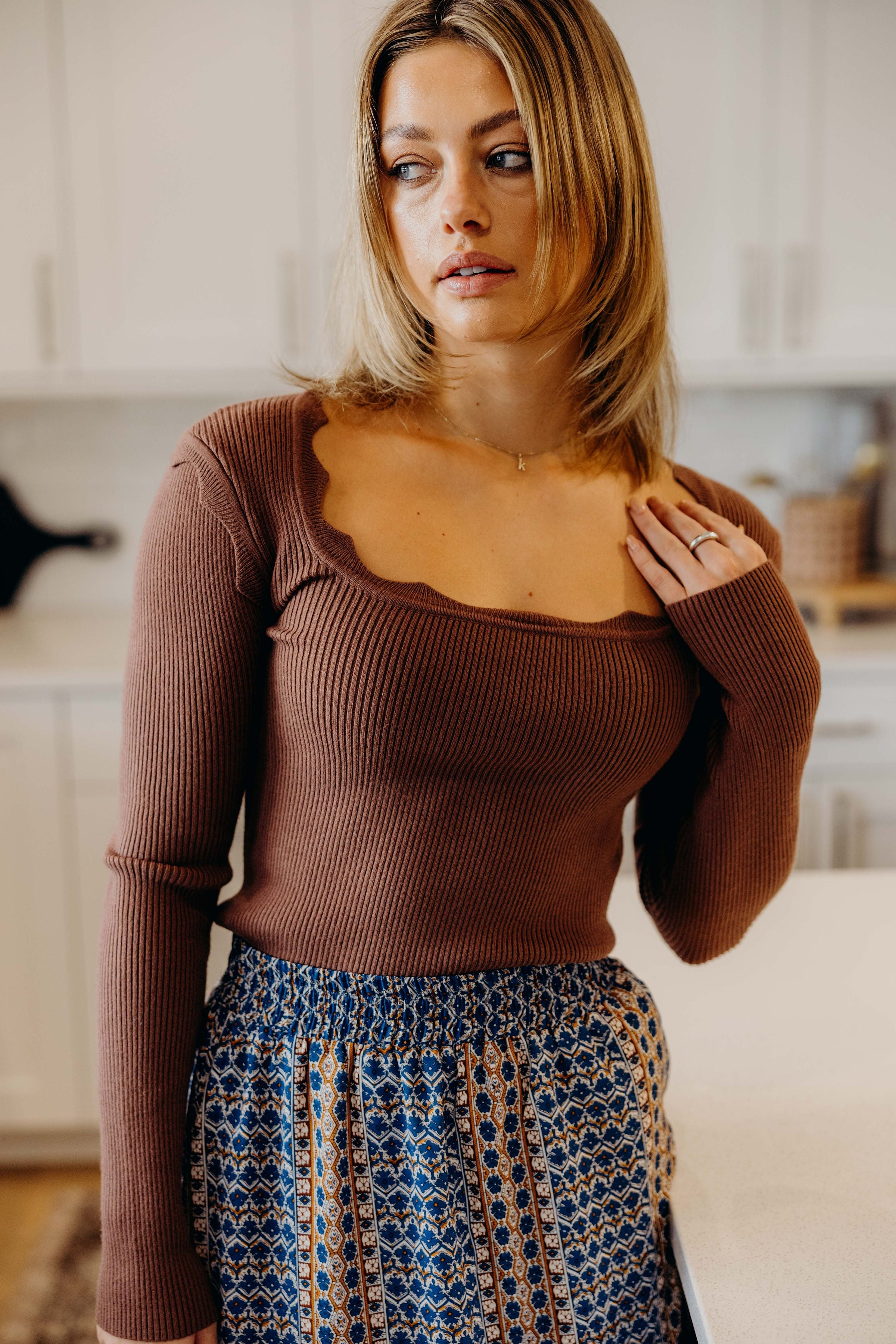 SCALLOP LONG SLEEVE SWEATER IN COCOA BEAN