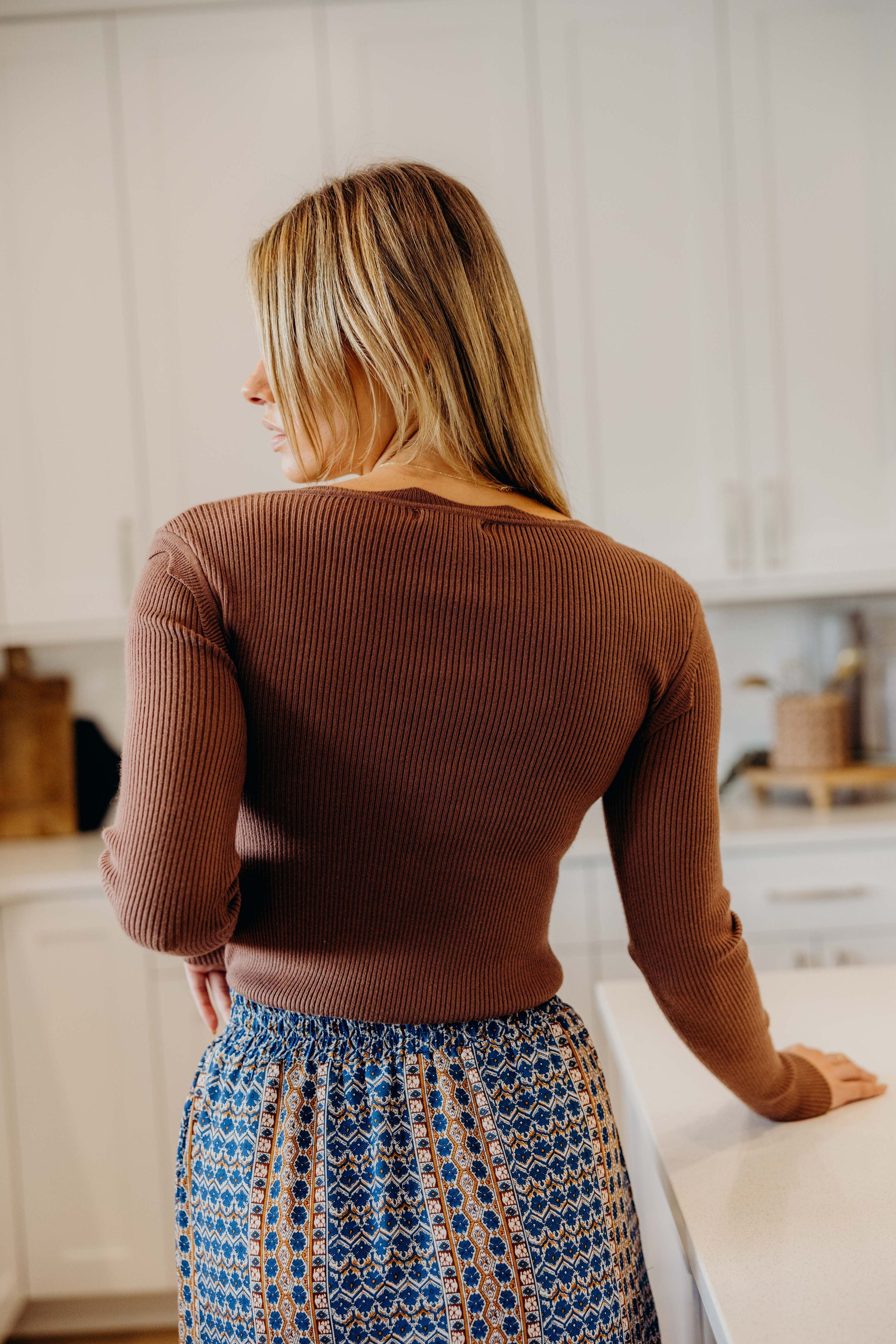 SCALLOP LONG SLEEVE SWEATER IN COCOA BEAN