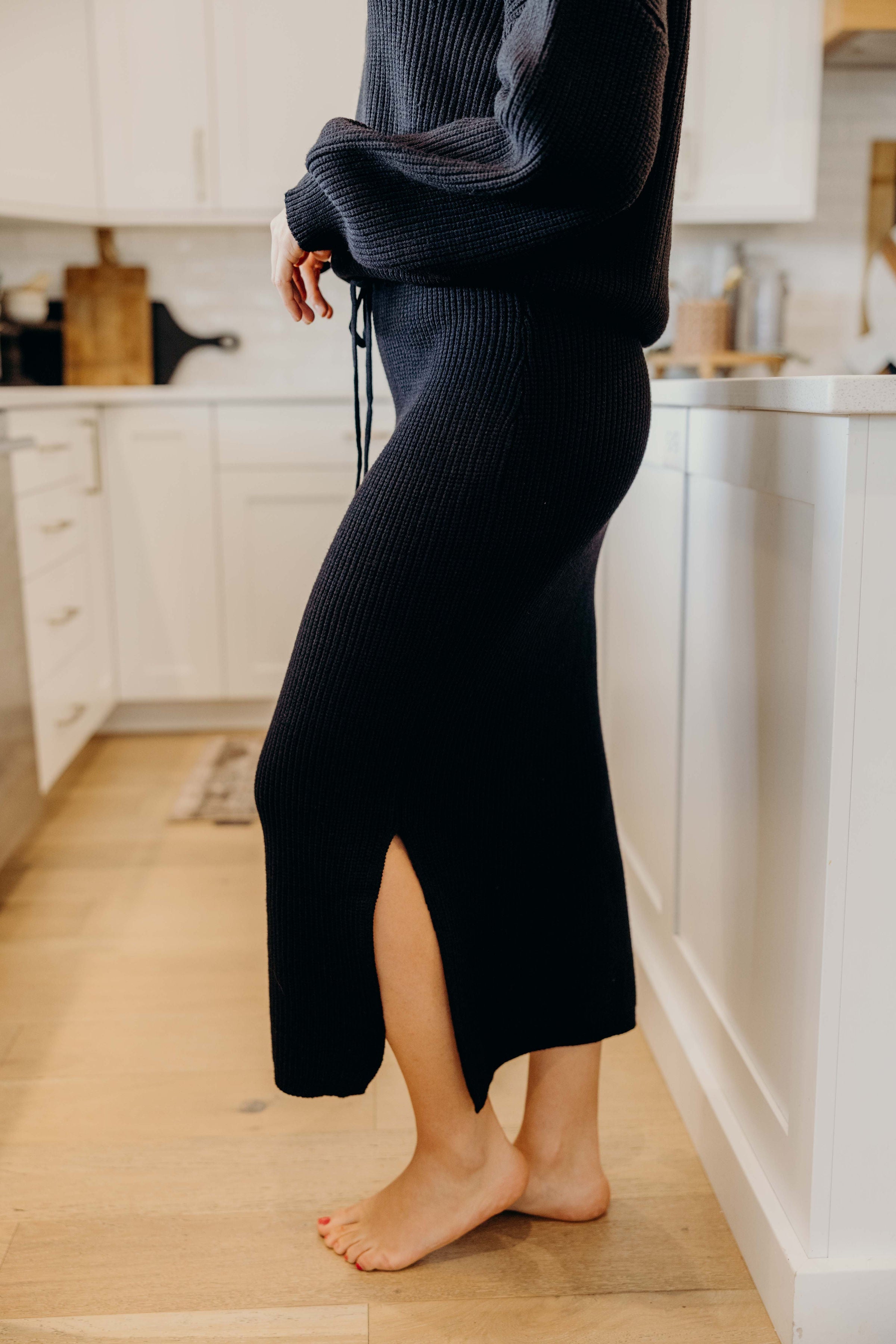 MIDI SWEATER SKIRT IN BLACK