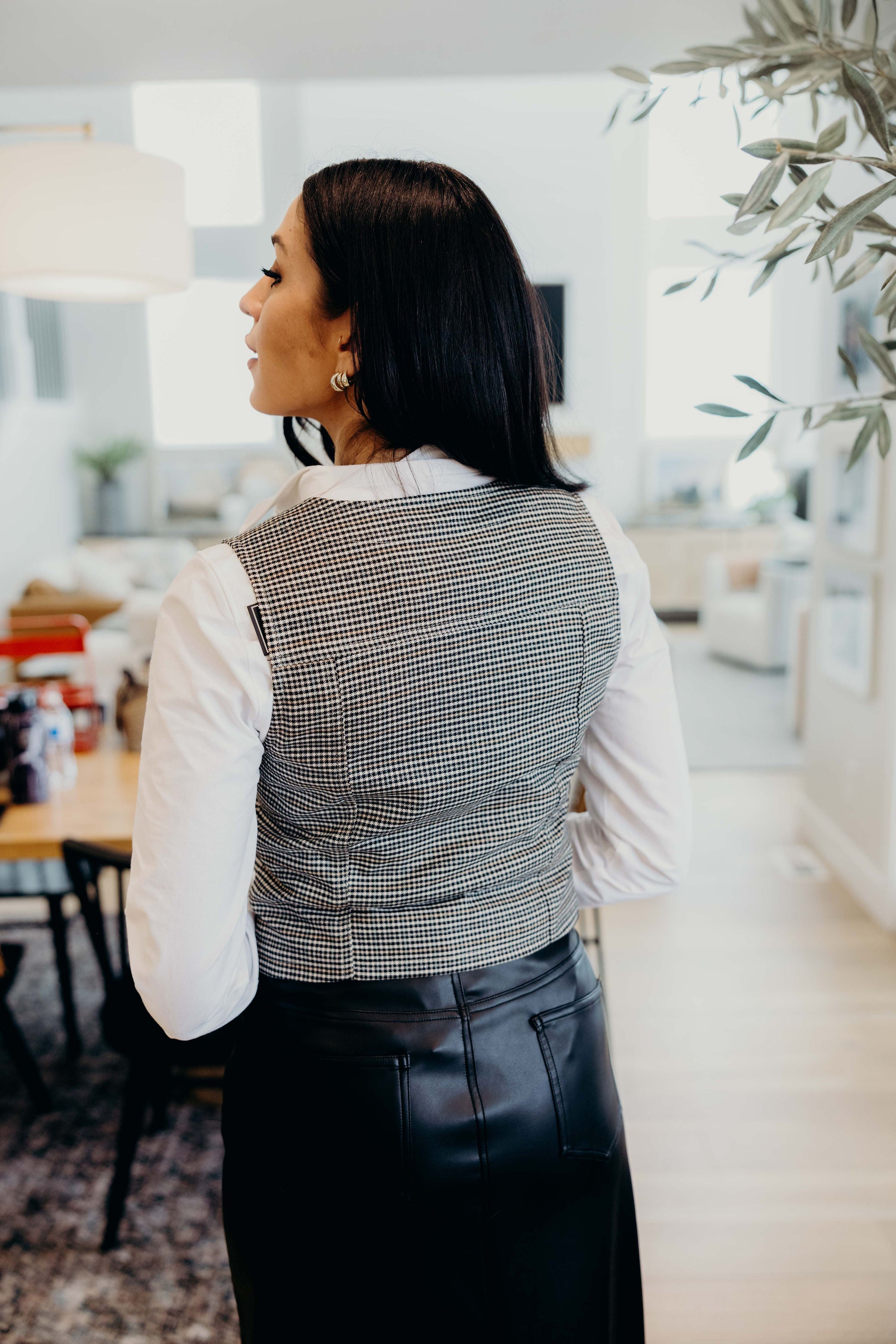 FITTED VEST IN BLACK HOUNDSTOOTH FINAL SALE